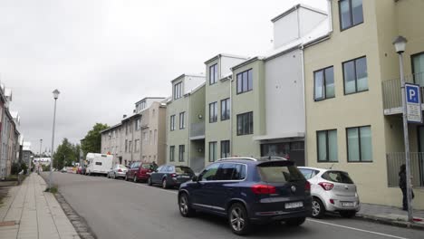 barrio del centro de reykjavik, islandia con video cardán caminando hacia adelante