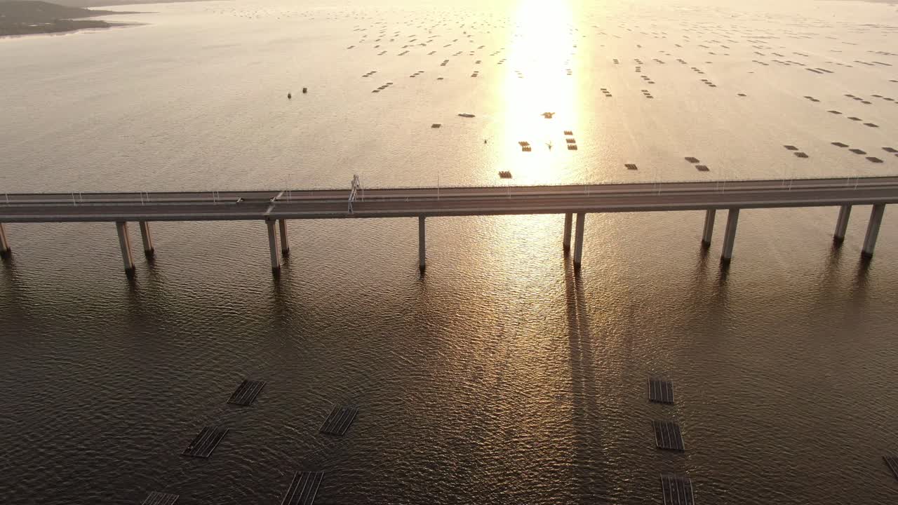해가 질 때 홍콩-선전 베이 브리지의 교통량, 물고기와 굴 양식장, 공중 전망