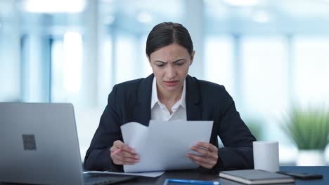 mujer de negocios india frustrada firmando un contrato