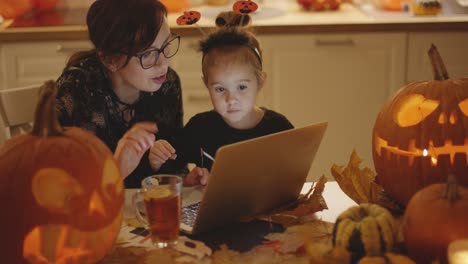 Madre-E-Hija-Mirando-La-Pantalla-Del-Portátil