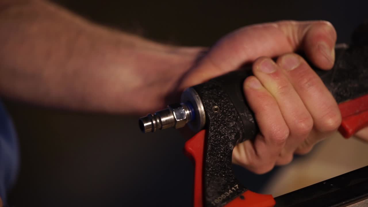 conexión de un accesorio de herramienta neumática