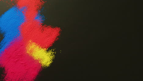 vídeo de polvos multicolores con espacio de copia sobre fondo negro