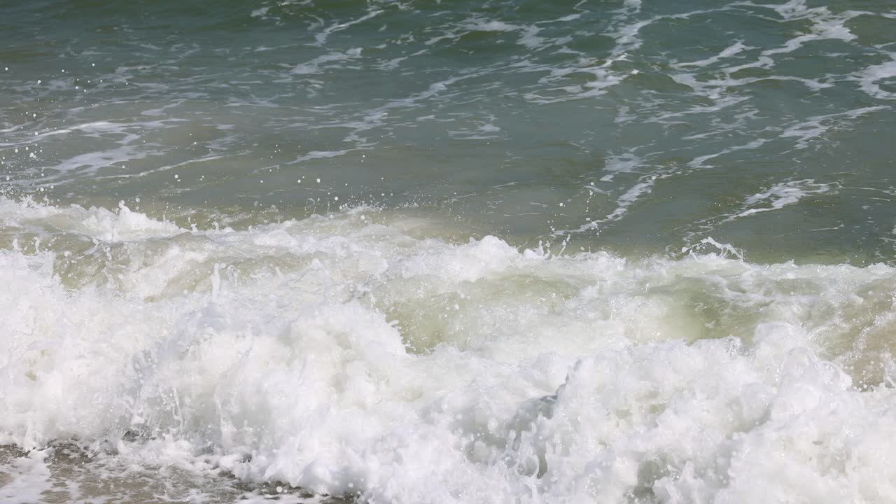 해변 에 부히는 바다 물결 의 순차적 인 모습