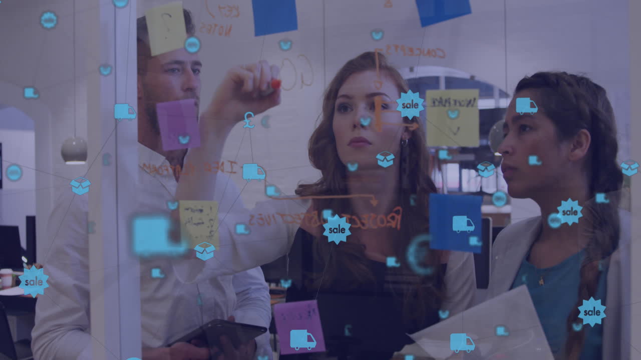 animación de una red de iconos digitales sobre diversos colegas discutiendo sobre notas de memorando en la oficina.