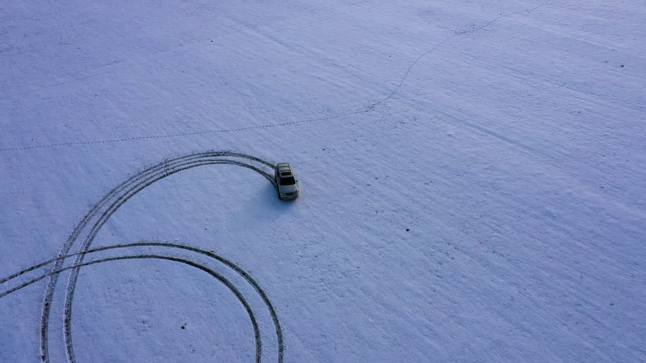 suv-공중에서 눈 위를 표류