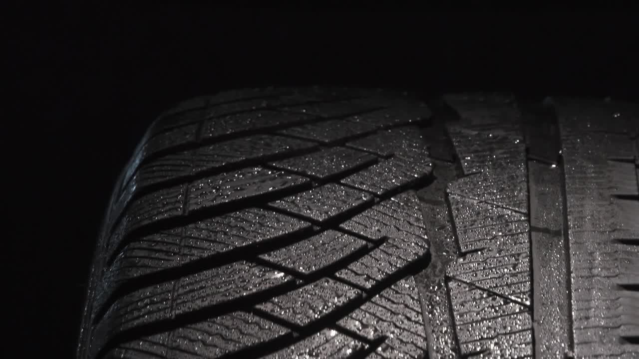 Rotación de una rueda de coche mojada