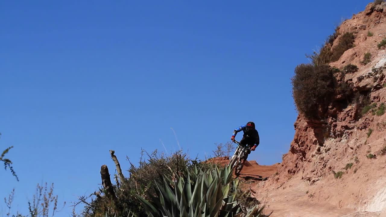motociclista dando la vuelta a la curva y saltando sobre el salto 1