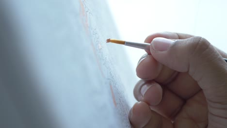 persona que está coloreando un cuadro