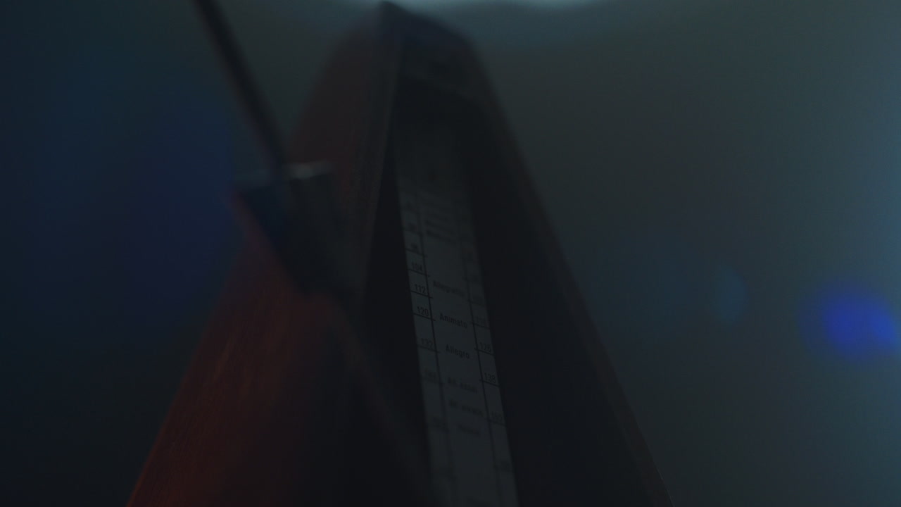 Metronome set the rythm in the dark, old room