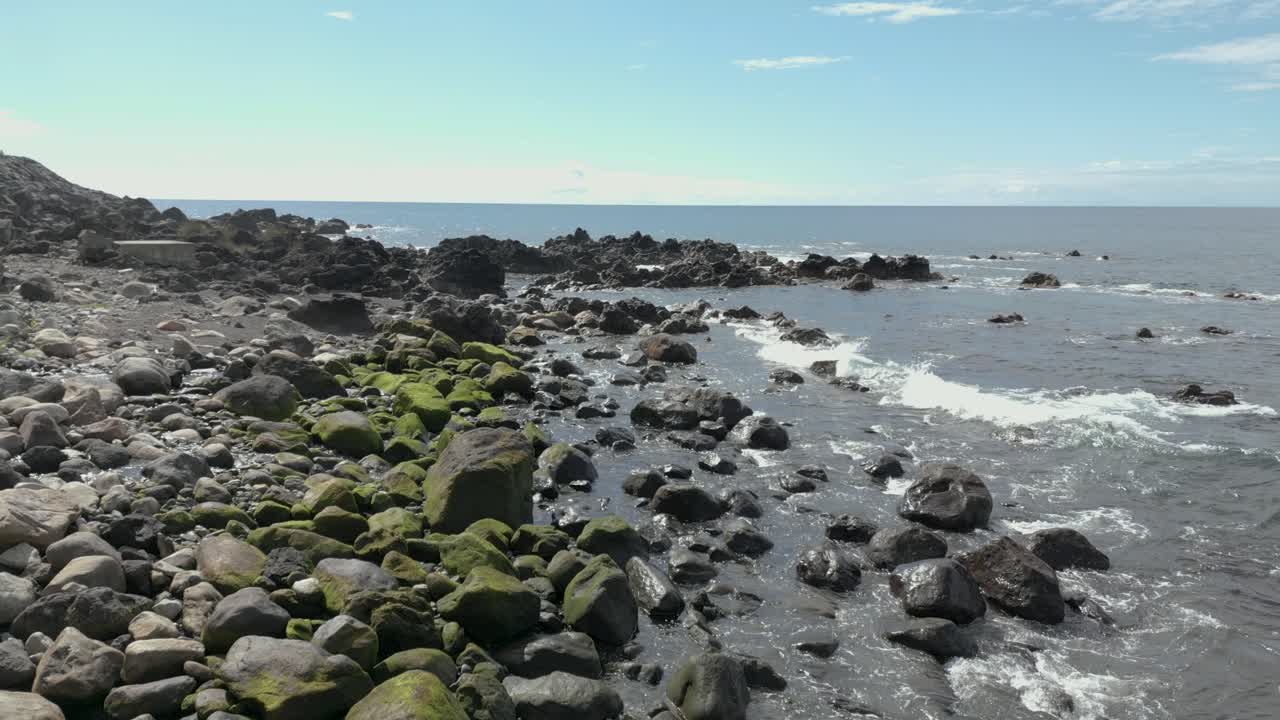 대서양에 있는 포르투갈 아조레스 제도의 거친 해안선의 멋진 드론 영상