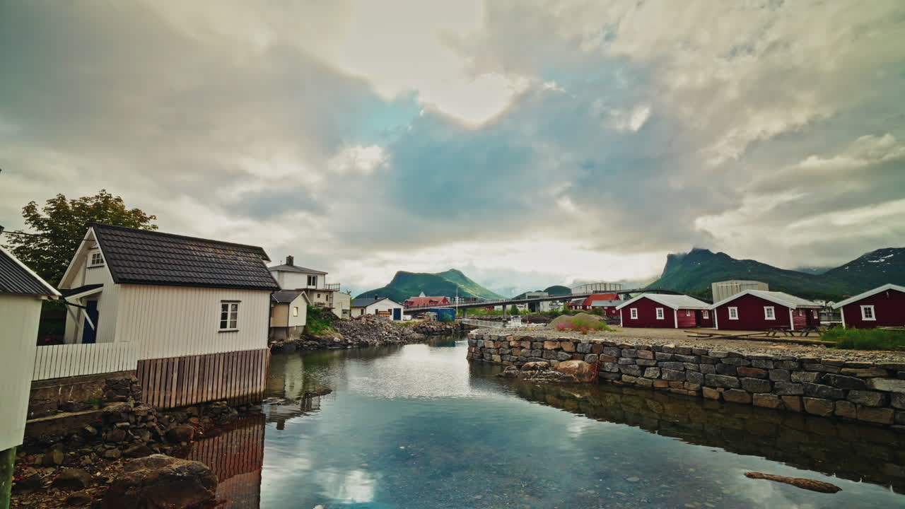 Spaserer rundt i en nordisk småby på Lofoten, Norge. Utsikt over det naturskjønne grønne landskapet