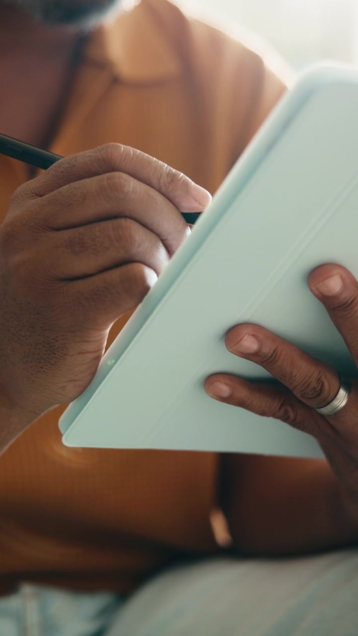 Persona che Usa una Penna Stilo su un Tablet Digitale