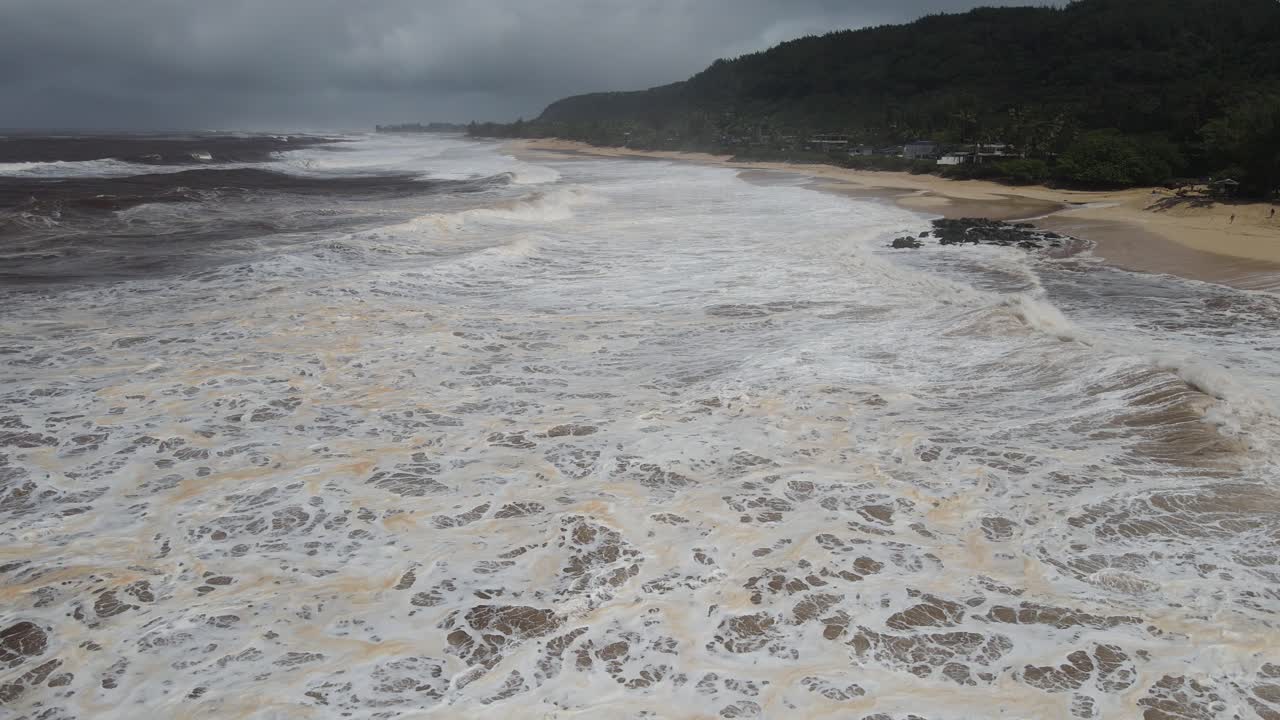 홍수로 인해 진흙탕이 바다로 유출됩니다.