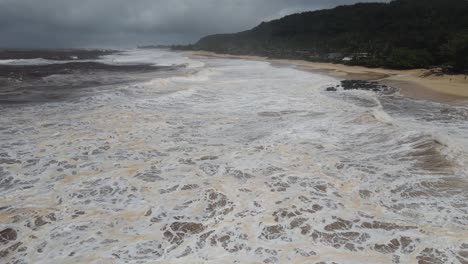 las inundaciones provocan escorrentías fangosas en el océano