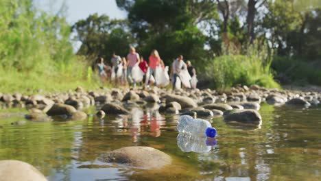 Mittlere-Erwachsene,-Die-Sich-Beim-Flussreinigungstag-Ehrenamtlich-Engagieren