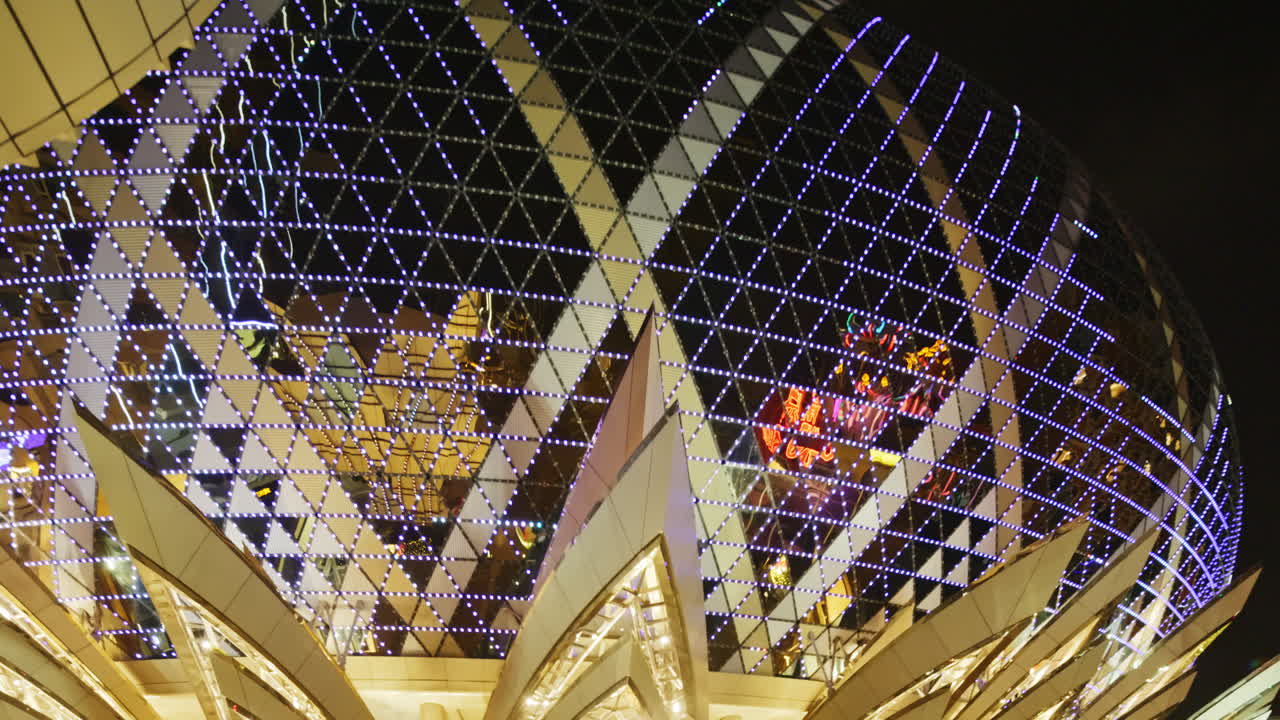Facciata di Edificio Moderno Illuminata con Motivi Geometrici di Notte