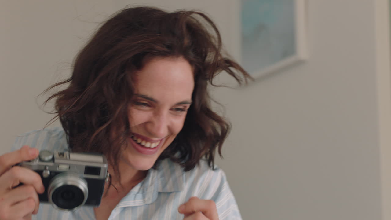 pareja feliz tomando fotos juntos usando la cámara divirtiéndose en casa en el sofá jugando disfrutando de una relación romántica