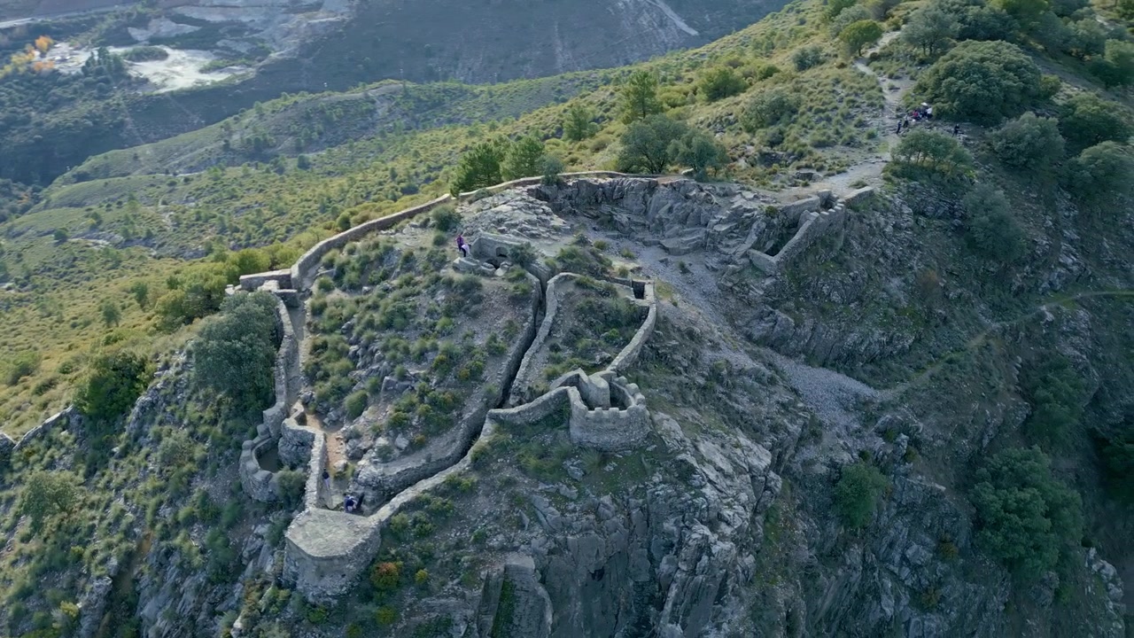 Mauer, Bunker und Steingraben im Gebirge. Luftaufnahme eines ummauerten Bereichs im felsigen Gebirge. Spanischer Bürgerkrieg. Maullo-Graben. Spanien.