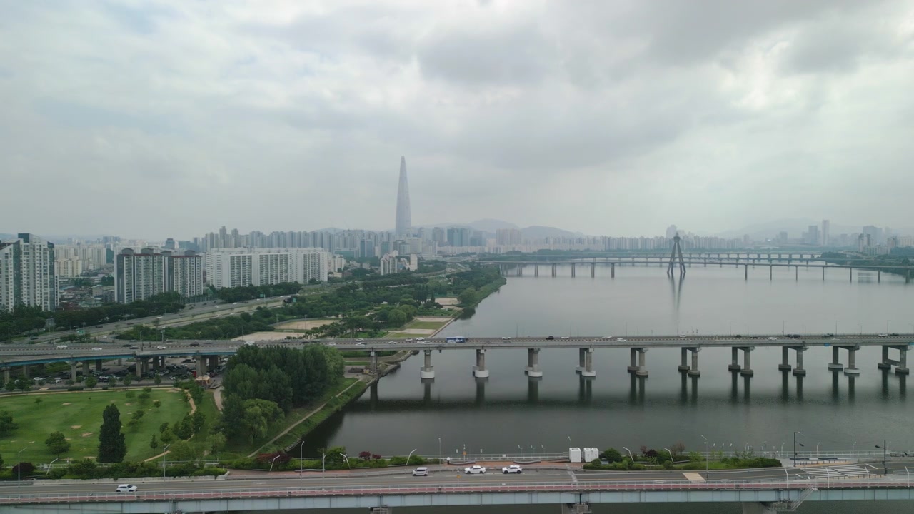 Drone 4K del río Hangang junto al Parque Hangang Gwangnaru y el Puente Gwangjin en un día nublado