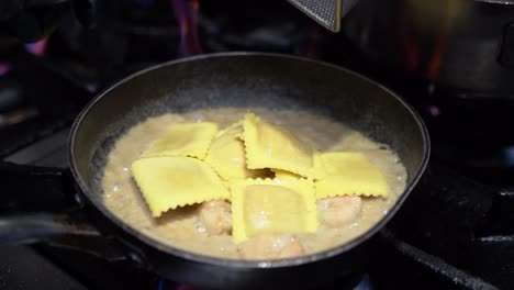 Ravioli-Hinzufügen-Und-Garnelen-Mit-Saurer-Sahne-In-Einer-Pfanne-In-Zeitlupe-Kochen