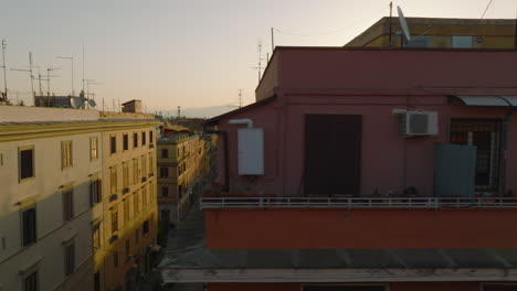 Farbfassade-Mit-Fenstern-Und-Balkon-Im-Obersten-Stockwerk-Eines-Wohnhauses.-Gleitende-Freilegung-Der-Straße-In-Der-Stadt-Bei-Sonnenaufgang.-Rom,-Italien