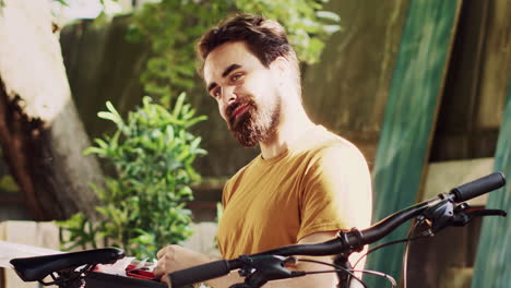 hombre explorando herramientas para la reparación de bicicletas