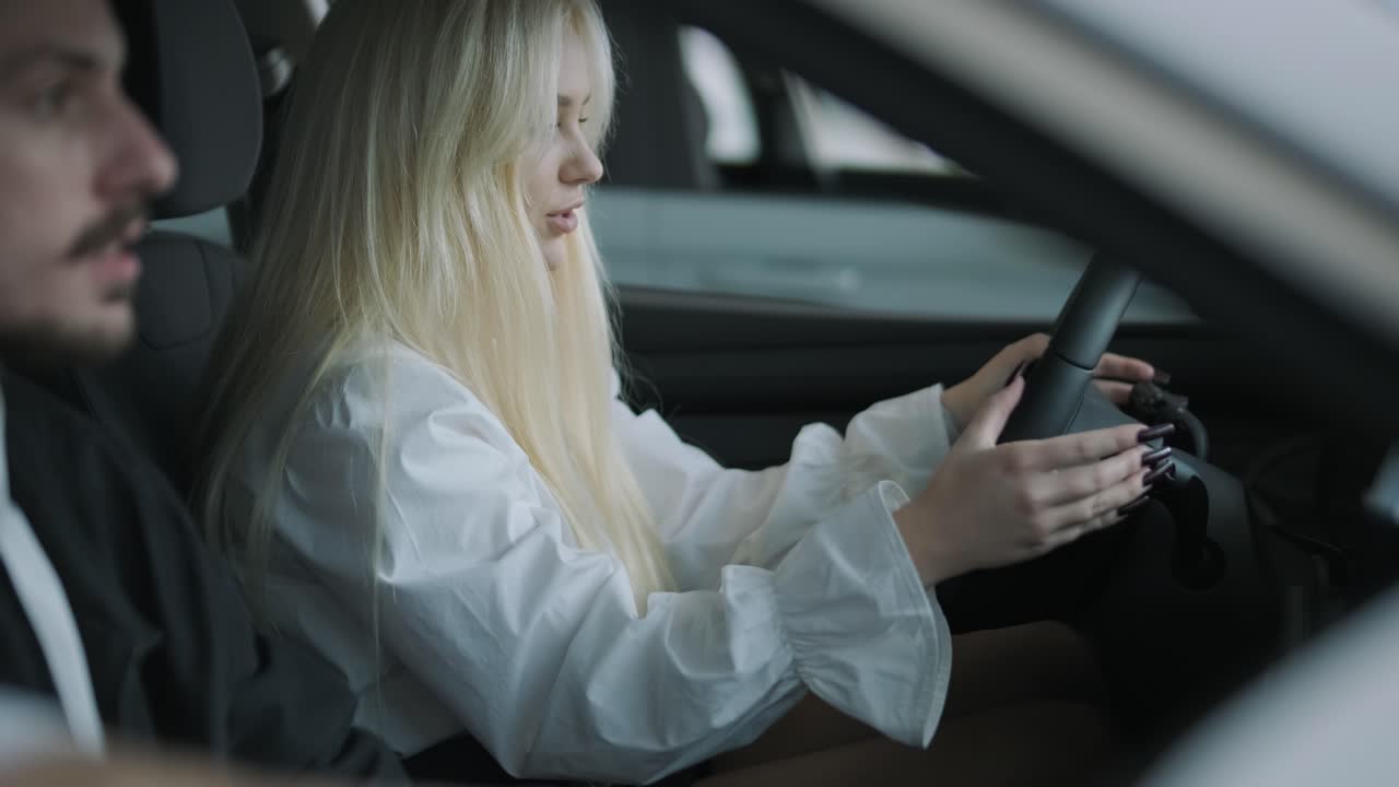 mujer conduciendo un automóvil