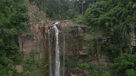 waterfall seen from the front, falling off the cliff