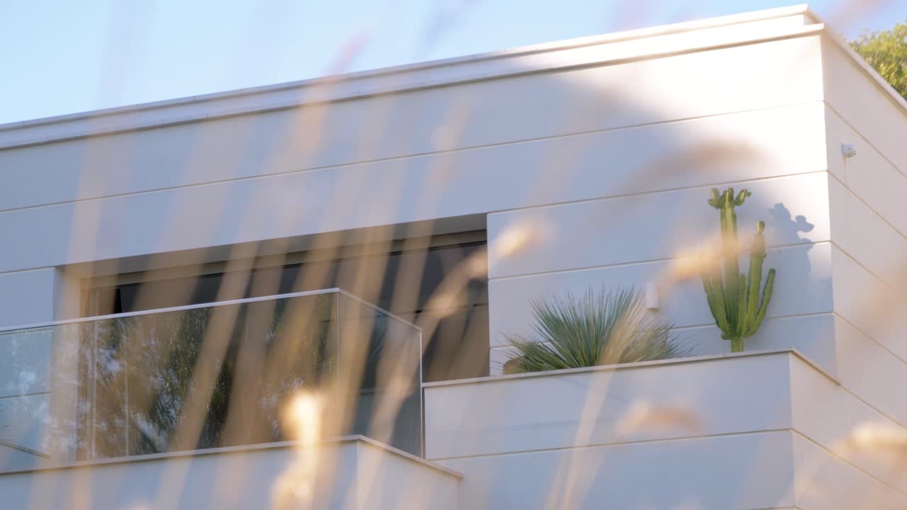 toma giratoria de un balcón de cristal de una villa de lujo en mougins, francia.