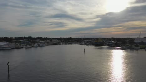 Vista-Aérea-De-Tarpon-Bayou-Cerca-Del-Muelle-De-Esponjas-De-Tarpon-Springs