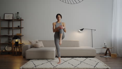 mujer practicando yoga en casa