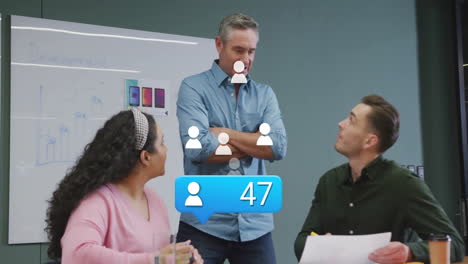 el número de seguidores en las redes sociales anima a los diversos equipos que discuten en la oficina.