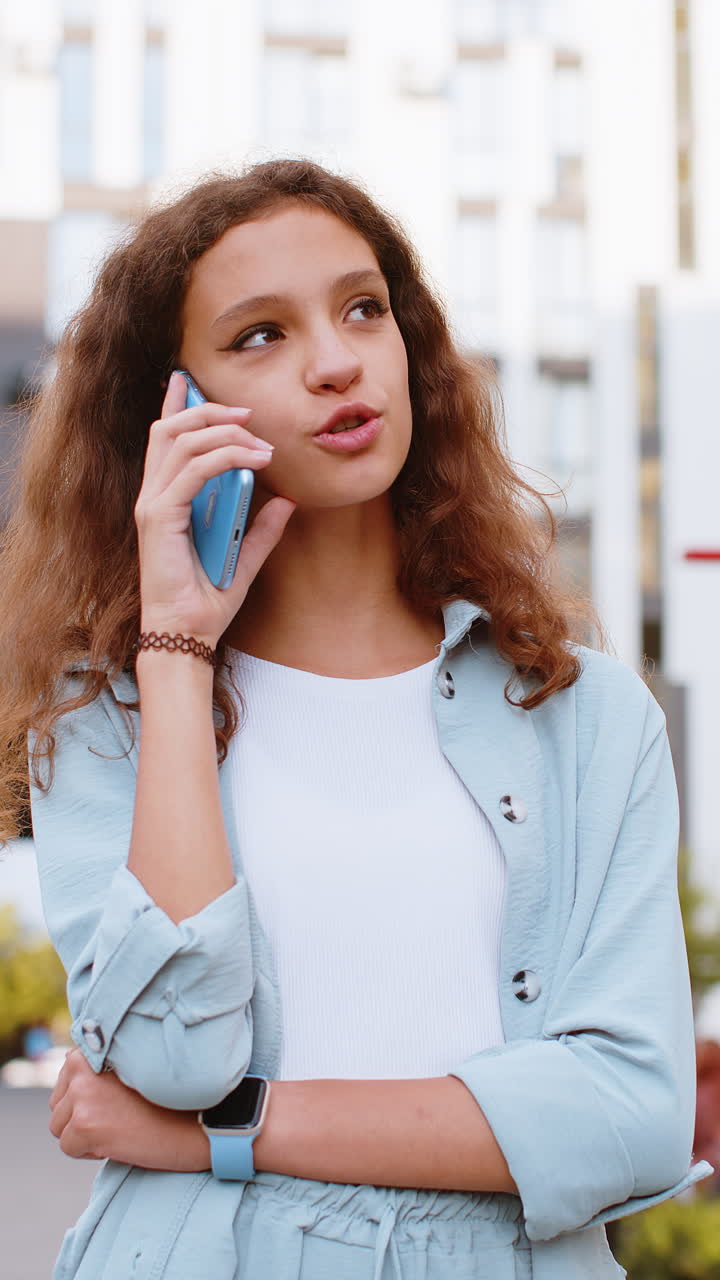 niño preadolescente niña niño tienen conversación remota hablando en teléfono inteligente buenas noticias chismes calle de la ciudad