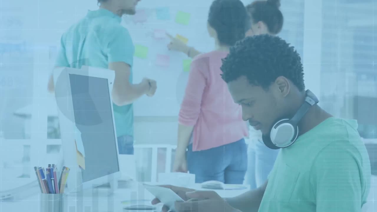 animazione dell'elaborazione dei dati finanziari sugli uomini d'affari in ufficio