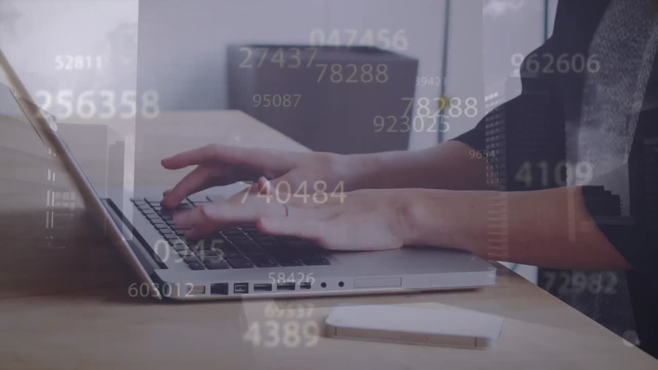 Animación de advertencia de ciberataque sobre mujer de negocios usando un portátil.