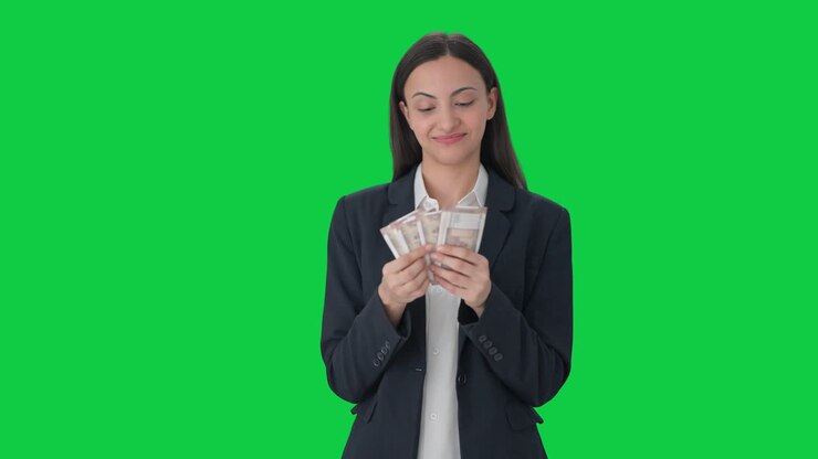 mujer de negocios india feliz contando dinero pantalla verde
