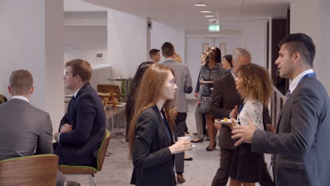 Delegierte-Vernetzen-Sich-Während-Der-Kaffeepause-Auf-Der-Konferenz