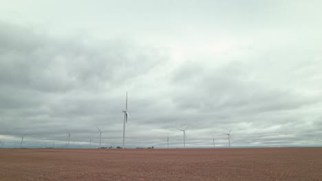 Ángulo-Bajo-De-Una-Turbina-Eólica-Rota-Que-No-Gira-En-New-Sharon,-Iowa