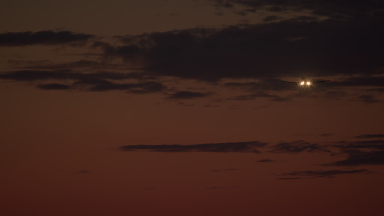 avión aterrizando en la noche