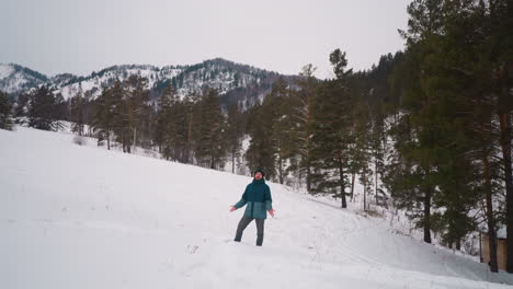 el hombre disfruta de la naturaleza invernal de gorny altai parado en la pendiente