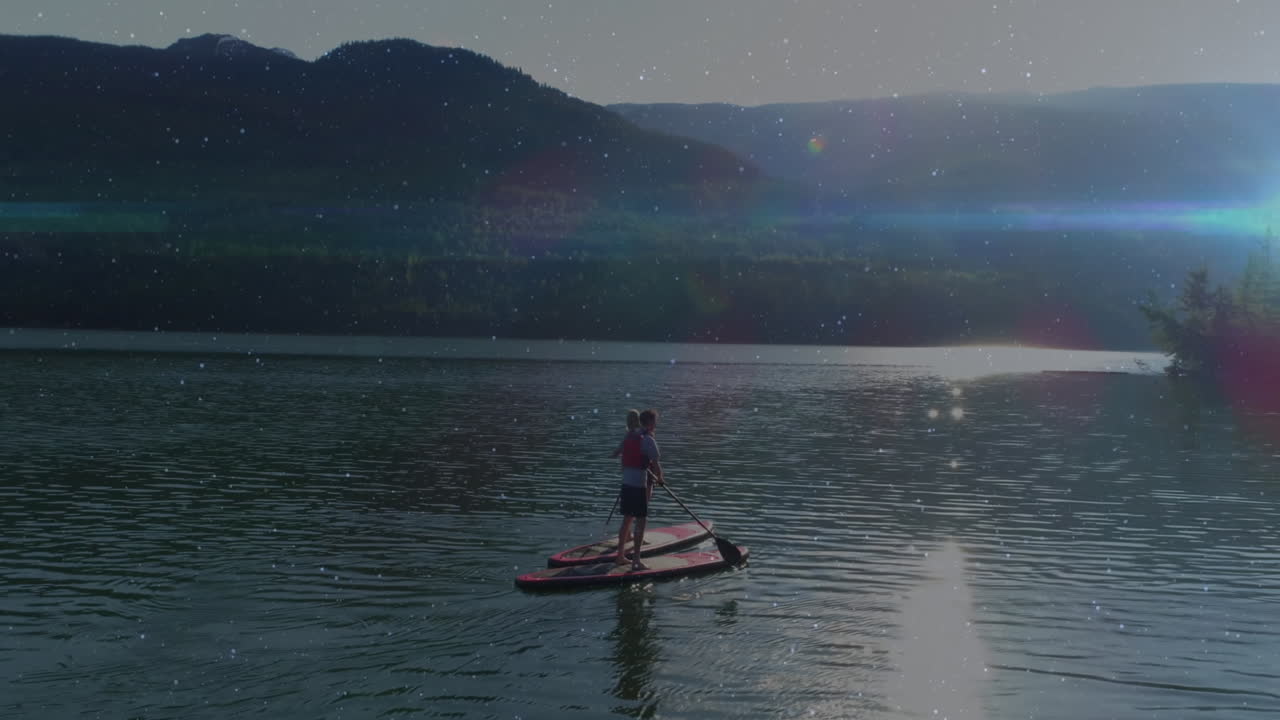 pareja de paddle boarding en un lago