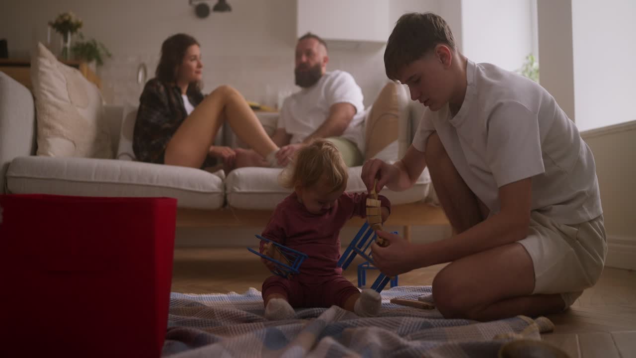 семейное время с игрушками в гостиной