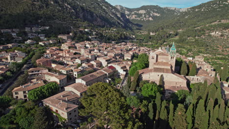 Vista-Aérea-De-La-Cartuja-De-Valldemossa-Y-Del-Pueblo-En-Un-Día-Soleado-En-Mallorca,-España