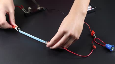 experimento práctico con circuitos y materiales eléctricos