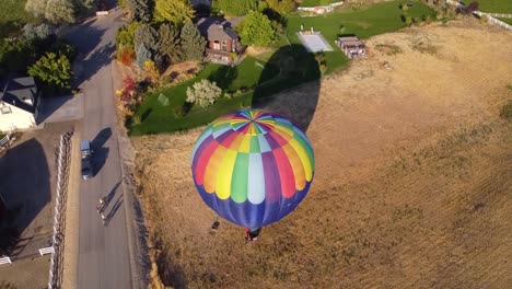 vista de drones de un hermoso globo aerostático aterrizando en un campo