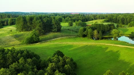 Blick-Von-Einer-Drohne-Auf-Hügeliges-Gelände-In-Der-Umgebung