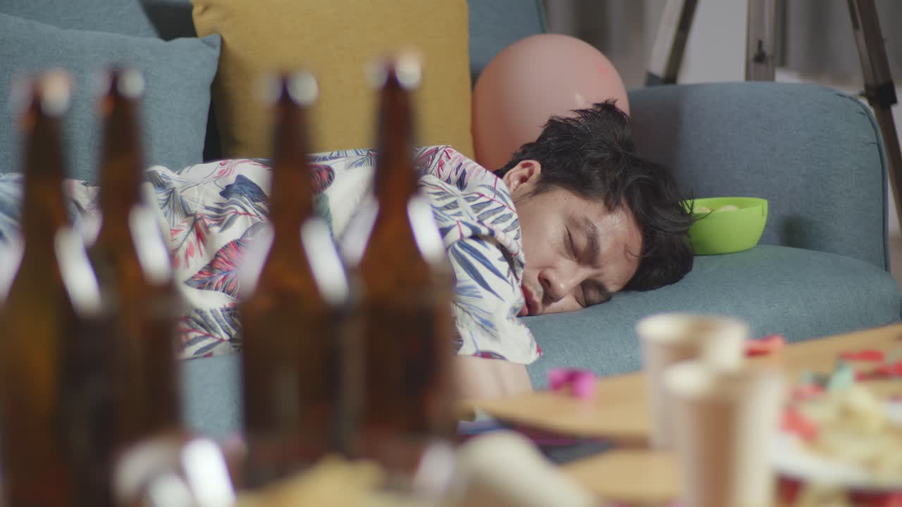 hombre borracho durmiendo en el sofá después de la fiesta