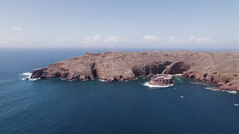 Luftaufnahme-Umkreist-Panorama-Sao-Joao-Baptista-Das-Berlengas-Portugiesische-Insel-Berlenga-Grande