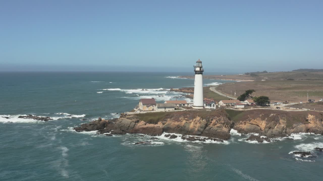 antena del faro de pigeon point en la autopista de la costa del pacífico cerca de half moon bay en la costa de california
