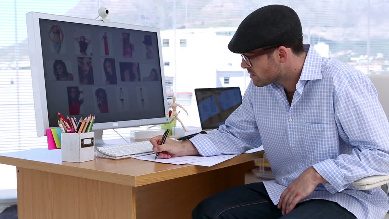 editor de fotos escribiendo en un papel